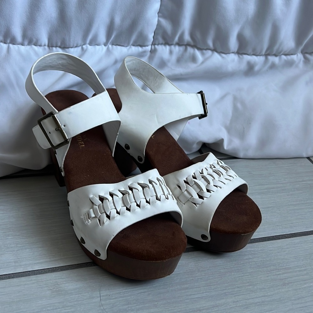 Alexis Bendel Pumps